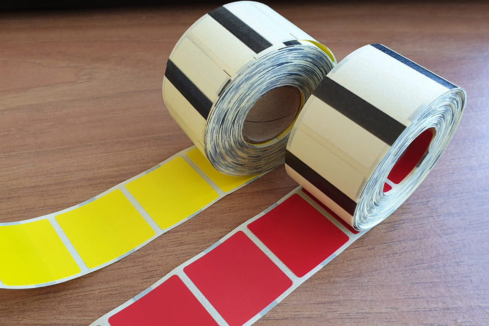 Два цветных рулонов этикеток на столе для принтеров Pathfinder