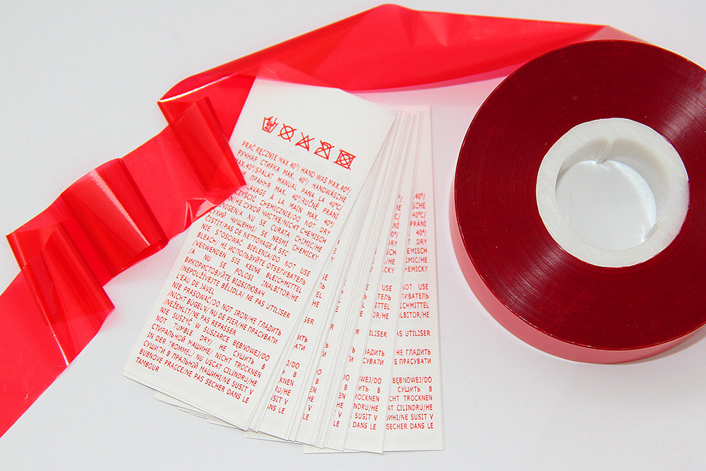 Образцы красных текстильных ярлыков напечатанных принтером Avery Dennison SNAP 700