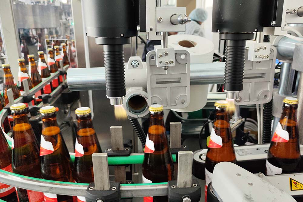 Маркировка бутылкок пива на ковейере кодом дата матрикс