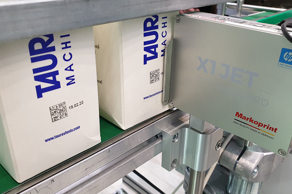 Боковая маркировка упаковок молока с кодом дата матрикс струйным принтером Markoprint X1Jet