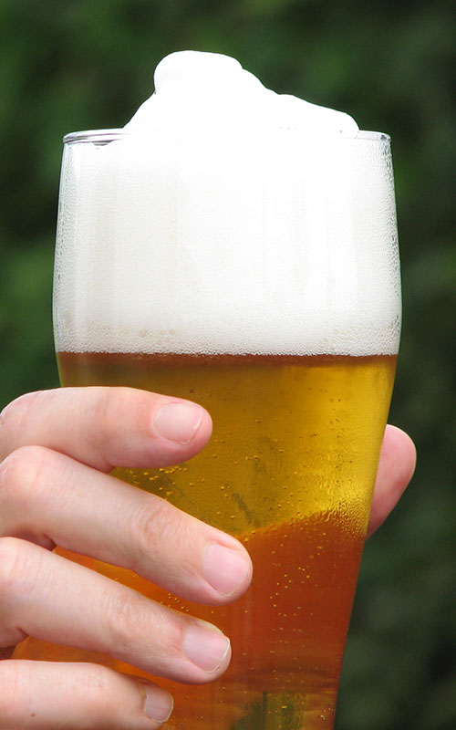 Стакан пива в руке