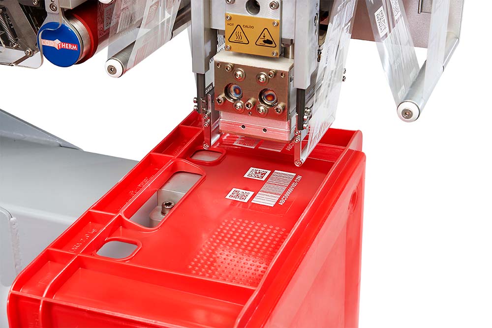 Термотрансферный принтер Coditherm H-Pad маркирует красный пищевой контейнер