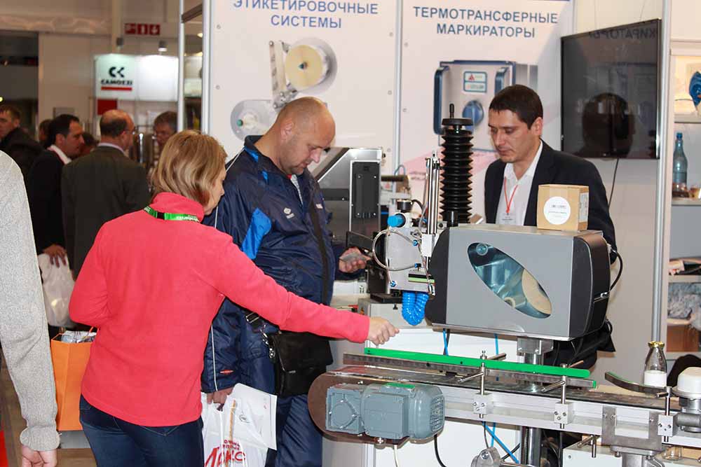 Специалист Форинтека демонстрирует работу принтера-аппликатора Novexx на выставке MashExpo Siberia
