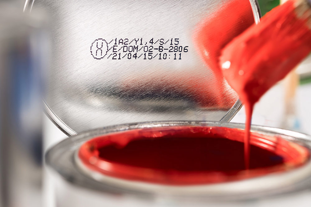 Образец мелкосимвольной каплеструйной маркировки металлической жестянной банки с красной краской
