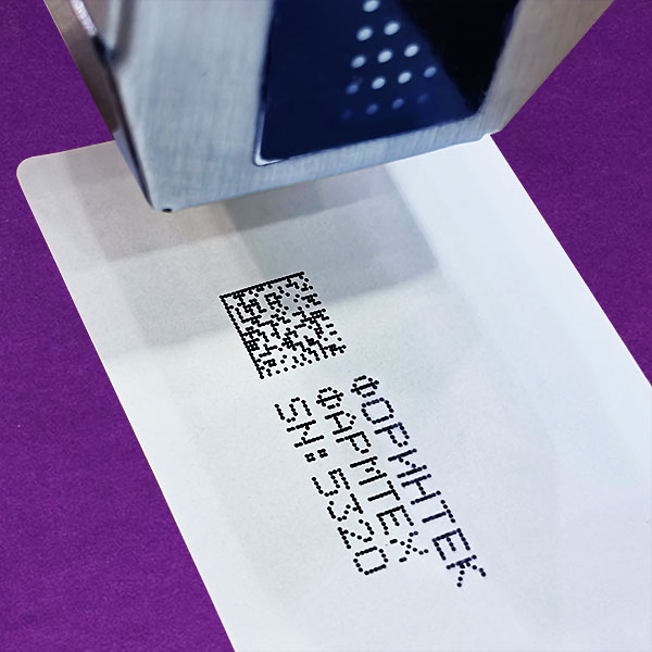 Образец каплеструйной маркировки кода дата матрикс на листе принтером Hitachi