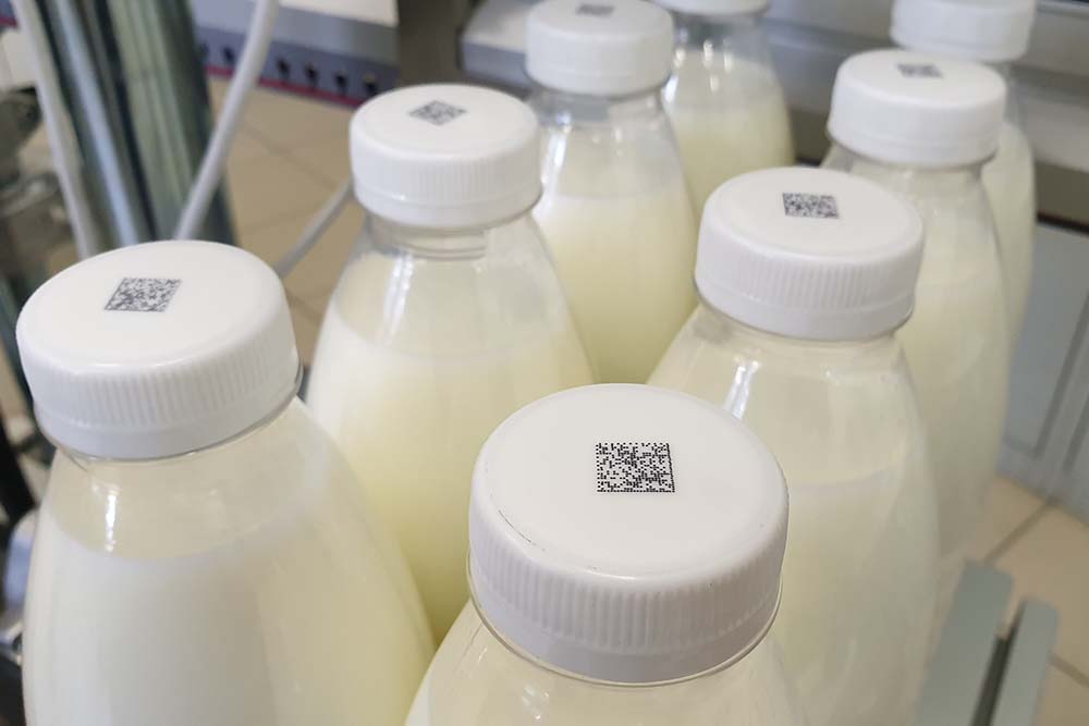 Образец  дата матрикс маркировки на крышки молочных контейнеров принтером Hitachi