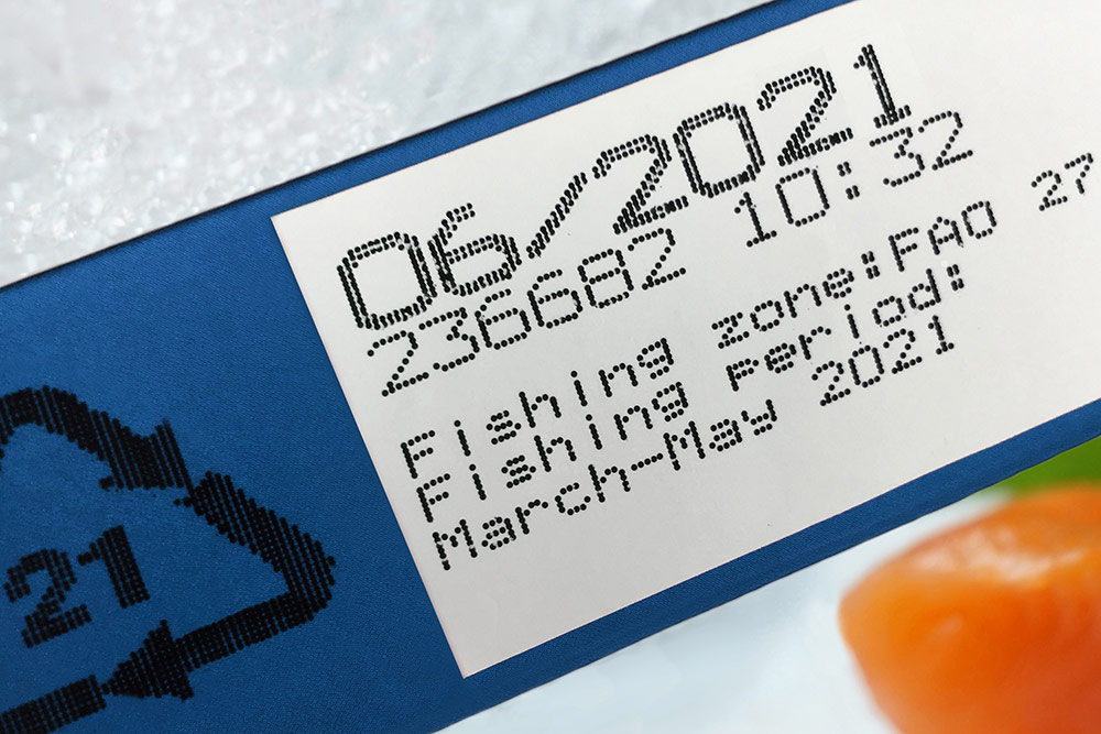 Образец каплеструйной маркировки двумя соплами упаковки для рыбы