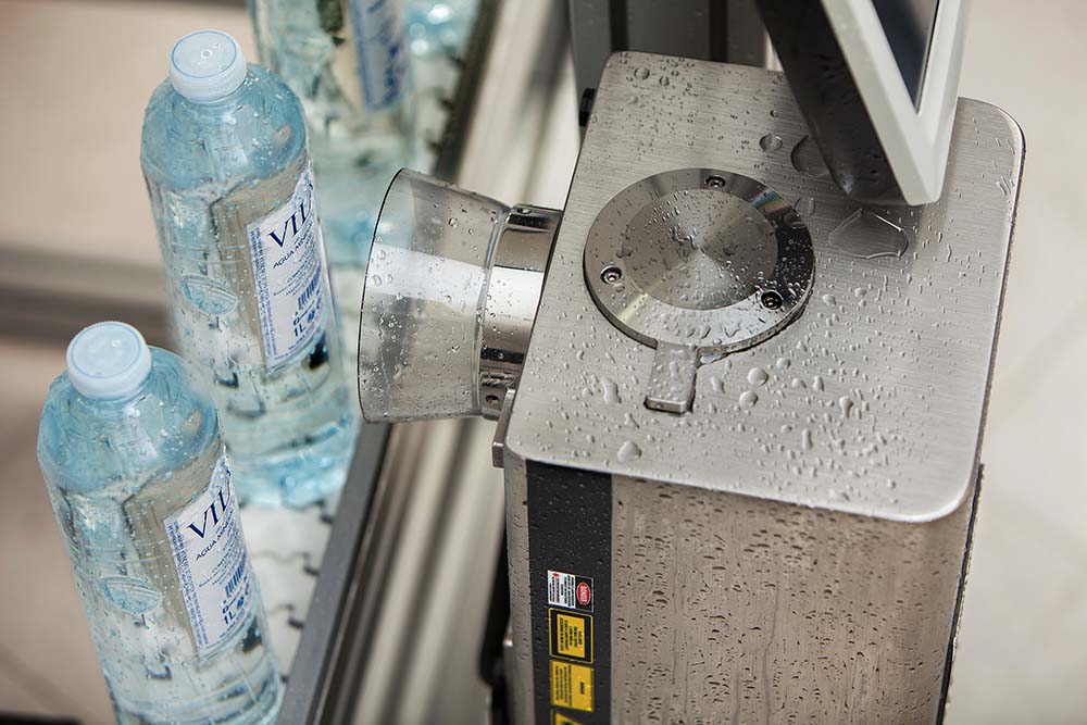 Боковая маркировка бутылок воды лазером SPA CIP в суровых условиях