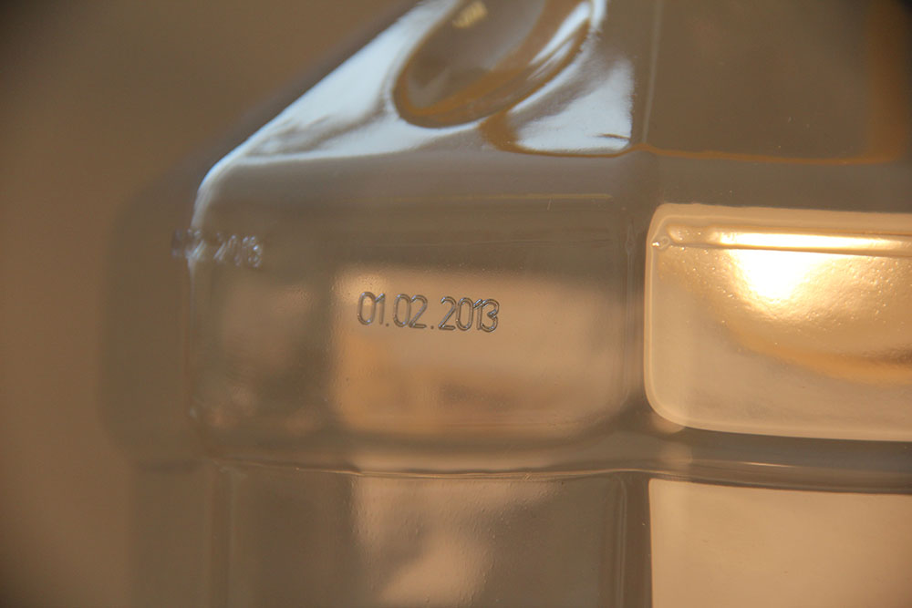 Образец нанесения даты лазером на пэт бутылку 5 литров