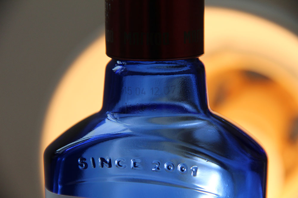 Образец нанесения даты лазером на синию бутылку