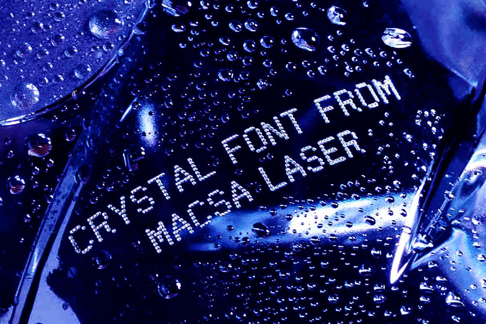 Лазерная маркировка текстом Macsa на влажной поверхности бутылки