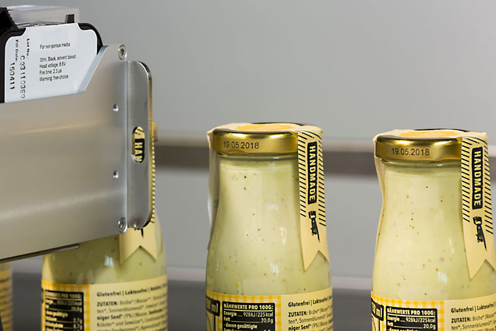 Нанесение термоструйной маркировки на крышечки бутылок для соуса принтером Markoprint X1JET