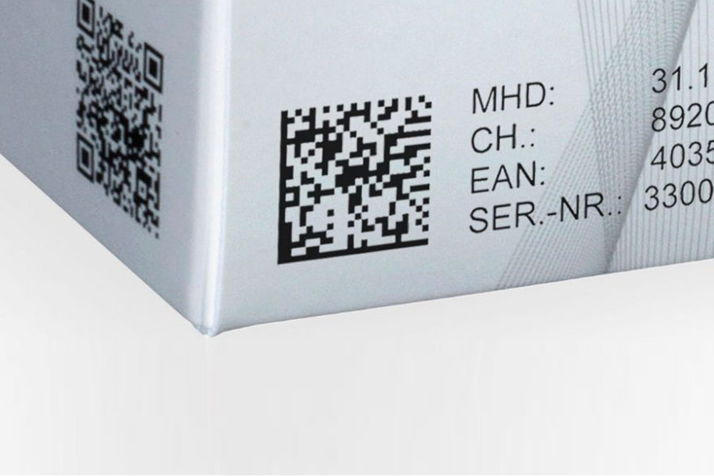 Образец отпечатков датаматрикс и qr кода на белой коробке