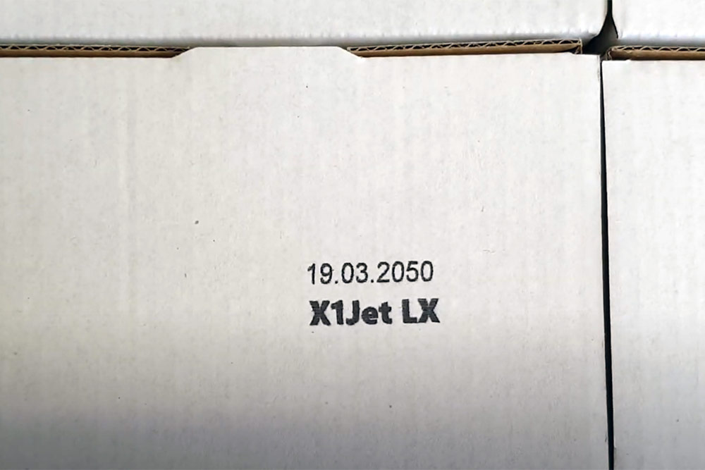Образец отпечатка даты кода Markoprint X1JET LX на верхней стороне белой коробки