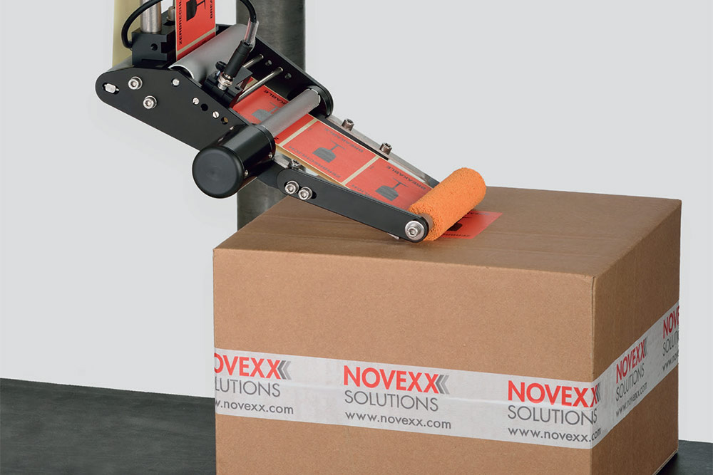 Верхнее этикетирование коробки этикетировщиком Novexx XLS 2xx