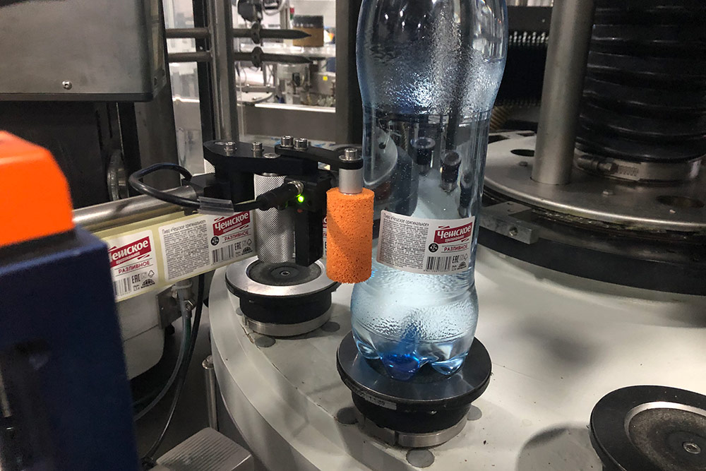 Боковое этикетирование пластиковой бутылки на заводе этикетировщиком Novexx XLS 2xx