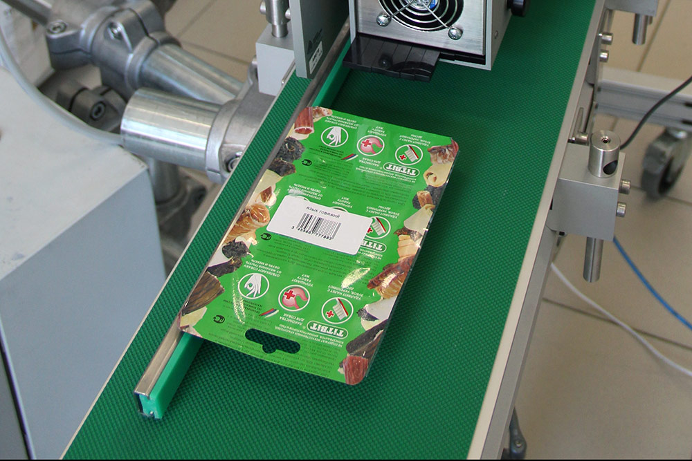 Нанесение этикетки сверху бесконтактно на гибкую упаковку сжатым воздухом аппликатора Novexx LA-BO