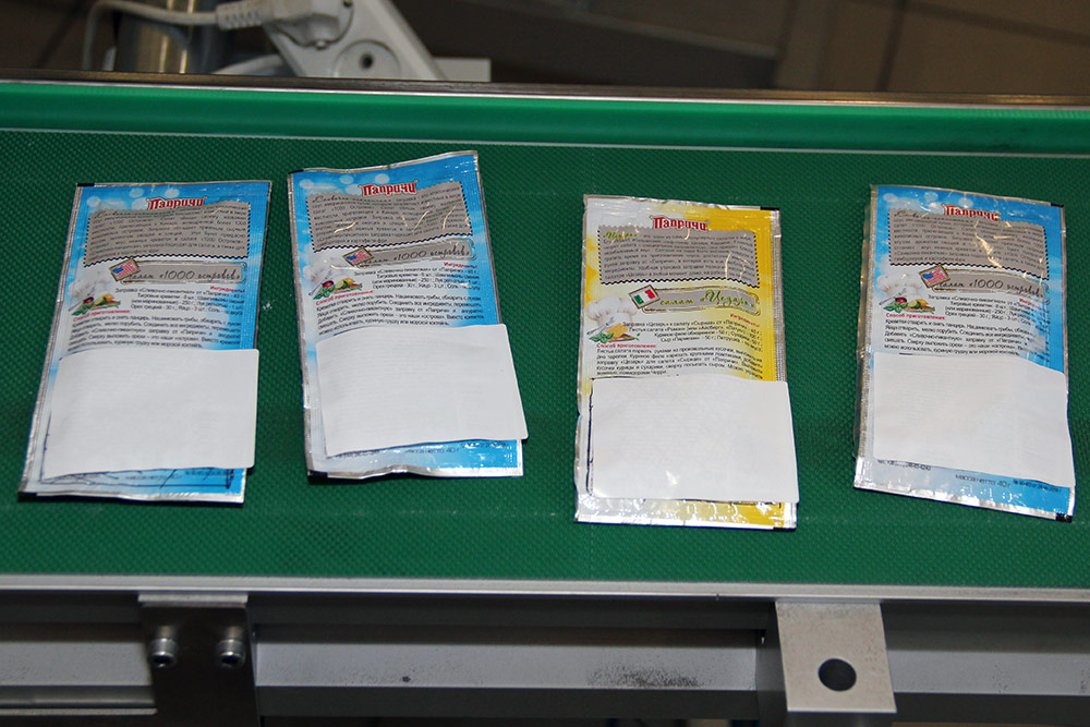 Образцы гибких упаковок с пустыми наклейками на конвейере