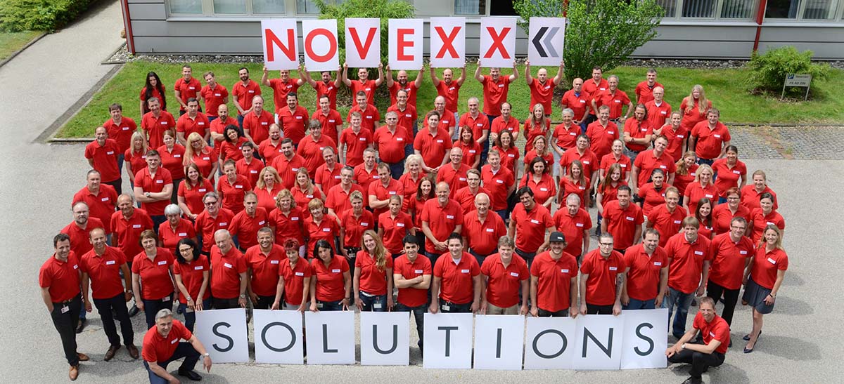 Сотрудники компании NOVEXX Solutions на улице