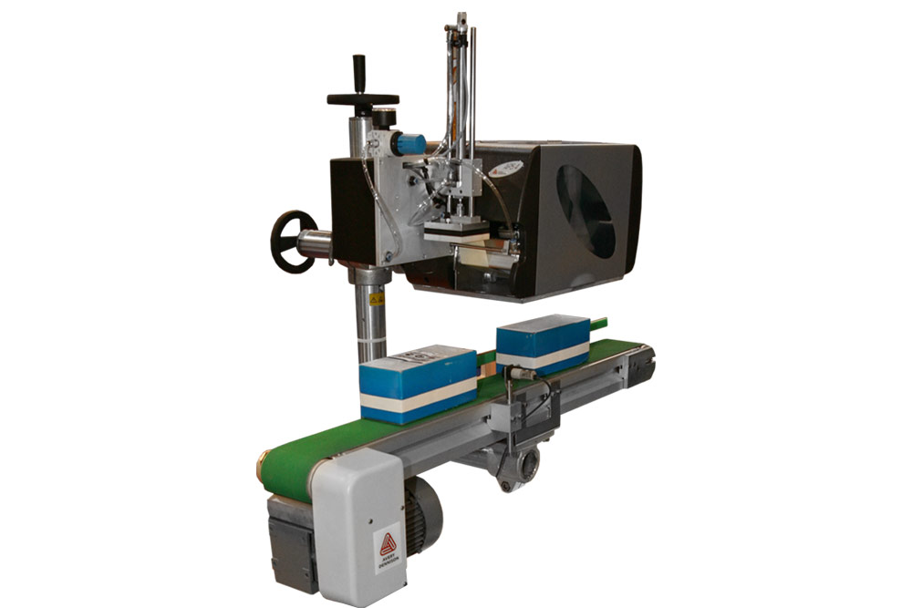 Однопозиционная этикетировочная машина маркирует коробки на конвейере пневмо-рукой термотрансферного принтера
