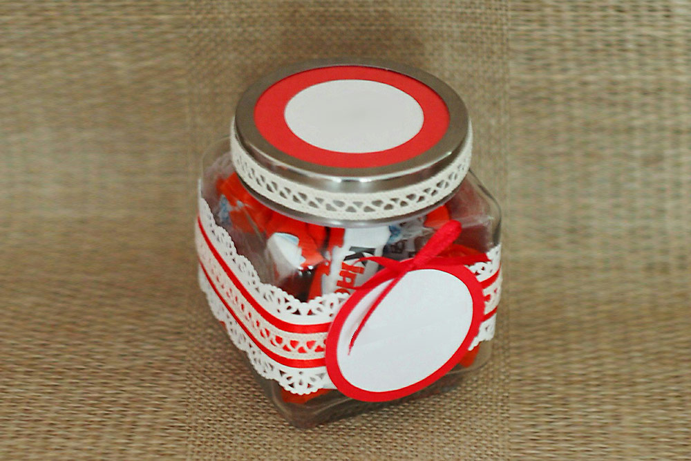 Образец маркировки стеклянной банки с конфетами наклейками сверху и сбоку