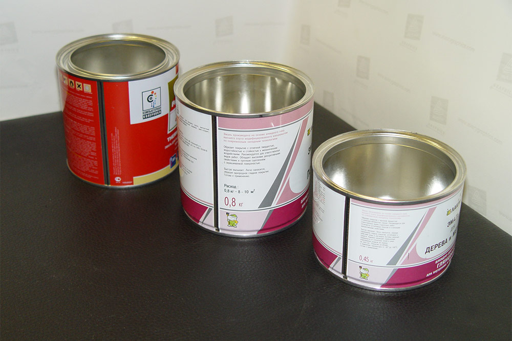 Пример этикетирования металлических банок для хранения краски цилиндрической формы