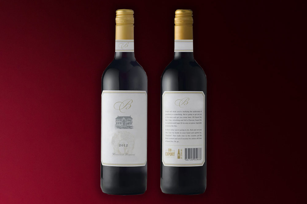 Образец нанесения трех этикеток на стеклянную бутылку вина две спереди и одна сзади