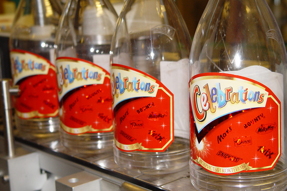 Образец маркировки стеклянных бутылок двумя этикетками вид сбоку