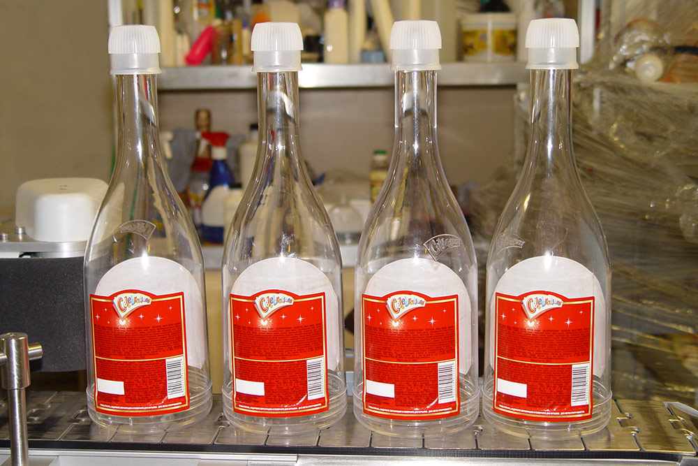 Образец маркировки стеклянных бутылок двумя этикетками вид сзади