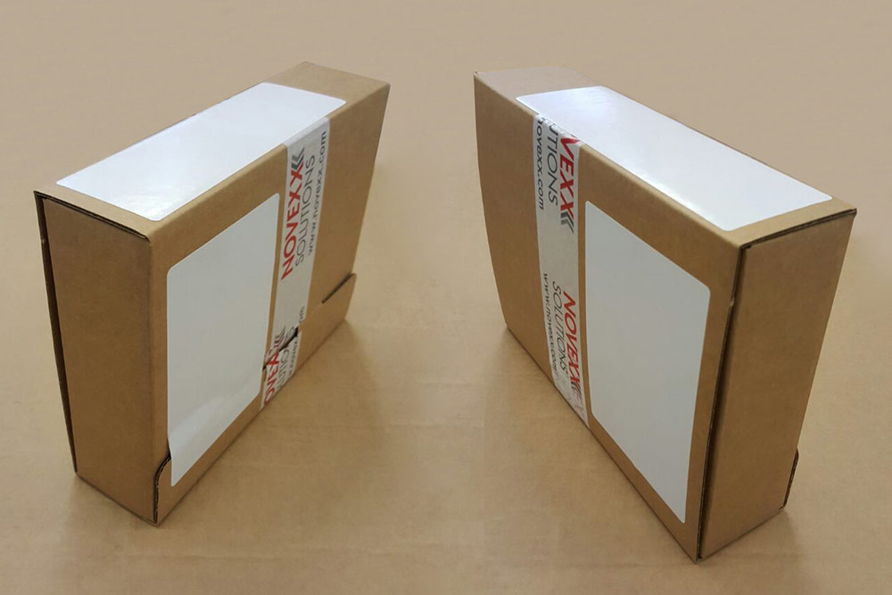 Пример нанесения двух этикеток сбоку и одной сверху на коробку прямоугольной формы
