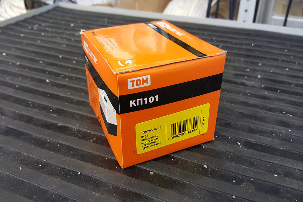 Образец боковой маркировки оранжевой коробки этикеткой с печатью