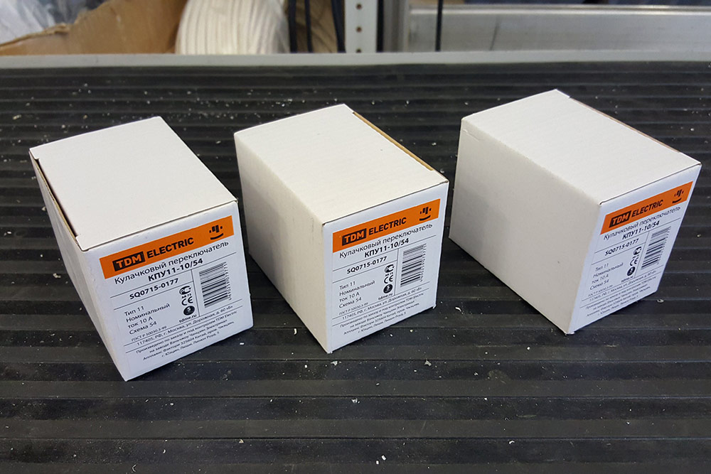 Образец боковой маркировки трех белых коробок этикетками с печатью