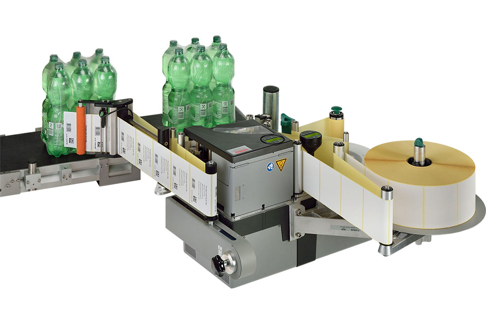 Боковое размещение принтер-аппликатора Novexx ALX 736 для этикетирования упаковок для бутылочной воды
