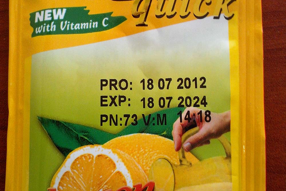 Маркировка даты на гибкую упаковку для растворимого сока принтером Savema