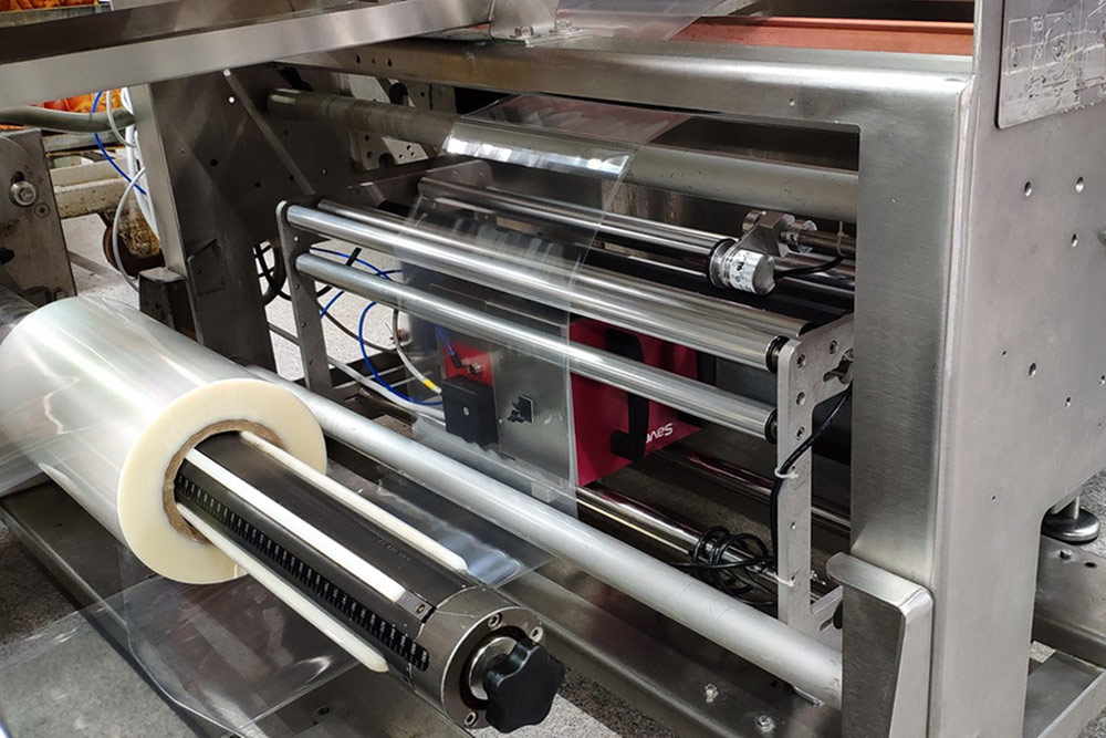 Установленный термотрансферный принтер Savema SVM 128-125 I в упаковочную машину
