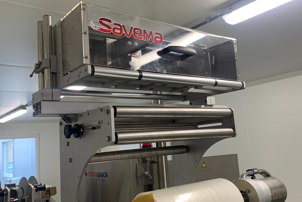 Установленный термотрансферный принтер Savema Traverse TR в упаковочную машину