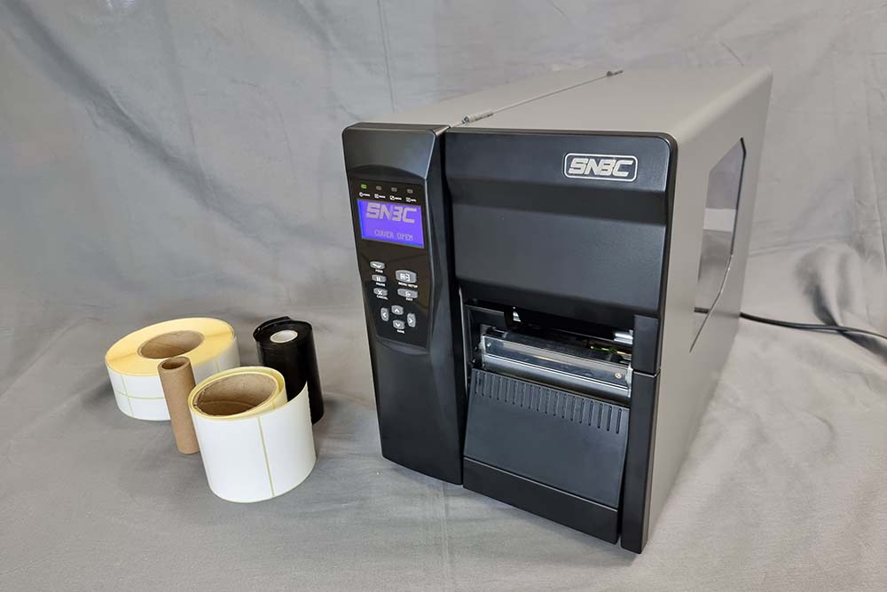 Термотрансферный принтер SNBC BTP-7400 c рулонами на столе